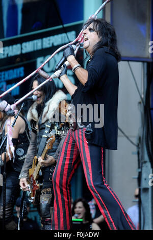 Alice Cooper pratique pendant les "FOX & Friends" Tous les American Concert Series à l'extérieur de Fox Studios le 14 août 2015 dans la ville de New York./photo alliance Banque D'Images