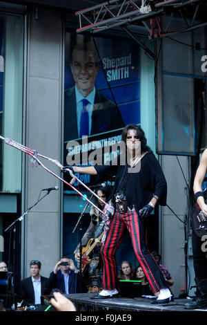 Alice Cooper pratique pendant les "FOX & Friends" Tous les American Concert Series à l'extérieur de Fox Studios le 14 août 2015 dans la ville de New York./photo alliance Banque D'Images