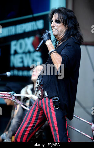 Alice Cooper pratique pendant les "FOX & Friends" Tous les American Concert Series à l'extérieur de Fox Studios le 14 août 2015 dans la ville de New York./photo alliance Banque D'Images