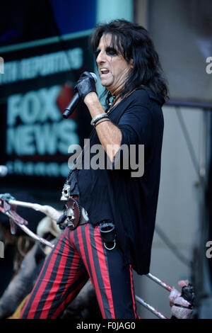 Alice Cooper pratique pendant les "FOX & Friends" Tous les American Concert Series à l'extérieur de Fox Studios le 14 août 2015 dans la ville de New York./photo alliance Banque D'Images