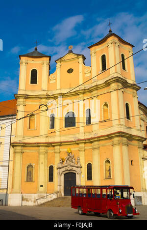 Sightseeing Tour de ville en bus, en face de Kostol Trinitarov, Trinity Church, le centre de Bratislava, Slovaquie, Europe Banque D'Images