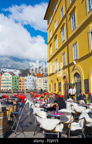 Terrasse de café à proximité de Riverside, avec vue sur les Alpes à Mariahilf, Innsbruck, vallée de l'Inn, Tyrol, Autriche Banque D'Images