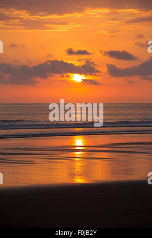 Vue du coucher de soleil sur la plage de Matapalo, Costa Rica. Matapalo est situé dans le sud de la côte du Pacifique. Banque D'Images