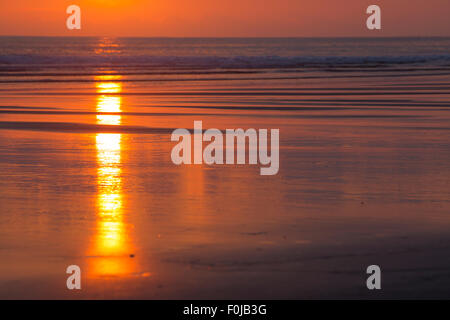 Vue du coucher de soleil sur la plage de Matapalo, Costa Rica. Matapalo est situé dans le sud de la côte du Pacifique. Banque D'Images
