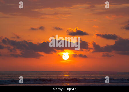Vue du coucher de soleil sur la plage de Matapalo, Costa Rica. Matapalo est situé dans le sud de la côte du Pacifique. Banque D'Images