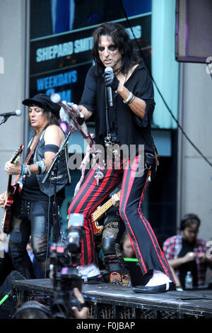 Alice Cooper pratique pendant les "FOX & Friends" Tous les American Concert Series à l'extérieur de Fox Studios le 14 août 2015 dans la ville de New York./photo alliance Banque D'Images