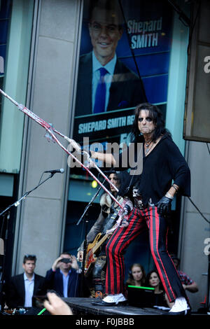 Alice Cooper pratique pendant les "FOX & Friends" Tous les American Concert Series à l'extérieur de Fox Studios le 14 août 2015 dans la ville de New York./photo alliance Banque D'Images