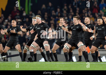 Auckland, Nouvelle-Zélande. Août 15, 2015. Auckland, Nouvelle-Zélande - 15 août 2015 - Kieran Read et Richie McCaw des All Blacks (L-R) effectuer le Haka avant le match de championnat de Rugby entre le New Zealand All Blacks et l'Australie Wallabies à l'Eden Park le 15 août 2015 à Auckland, en Nouvelle-Zélande. Photo : afp/Alamy Live News Banque D'Images