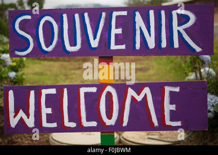 Mots Souvenir et panneau de bienvenue sur la route de la boutiques de souvenirs au Costa Rica. Banque D'Images