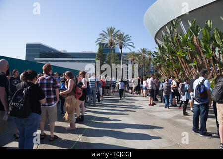 Anaheim, Californie, USA. Août 15, 2015. Les gens alignés pour la moitié d'un bloc d'entrer dans le Disney D23 Expo fan event à Anaheim, CA, USA, 15 août 2015. Credit : Kayte/Deioma Alamy Live News Banque D'Images
