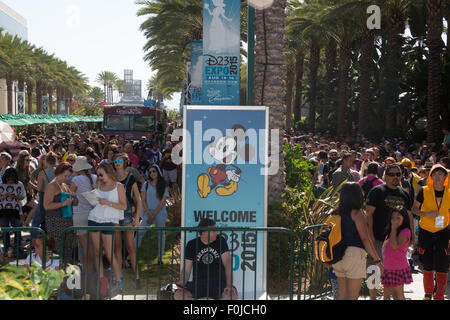 Anaheim, Californie, USA. Août 15, 2015. Une foule de gens qui attendaient pour entrer dans le Disney D23 Expo fan event à Anaheim, CA, USA, 15 août 2015. Credit : Kayte/Deioma Alamy Live News Banque D'Images