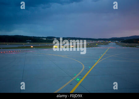 Les phares d'atterrissage de nuit sur la piste principale à l'aéroport de Trieste en Italie Banque D'Images