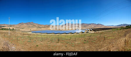 Éoliennes sur green spring Hills de la Sicile. Sur la route d'Agrigento Banque D'Images