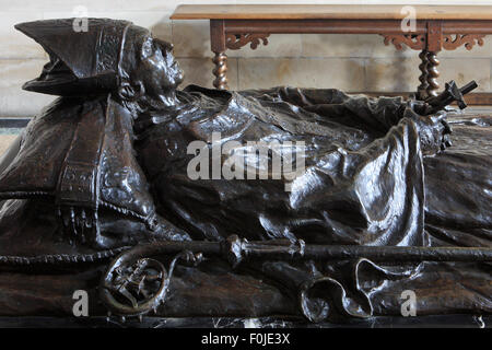Tombeau du cardinal Mercier à la Cathédrale Saint Rumbold et tour à Malines, Belgique Banque D'Images