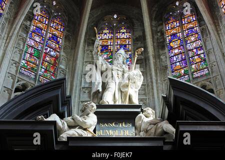 La statue de Saint Rumbold à Saint Rumbold's Cathedral et tour à Malines, Belgique Banque D'Images