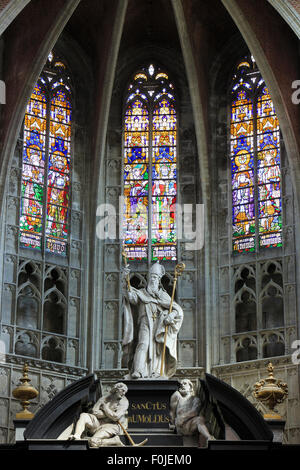 La statue de Saint Rumbold à Saint Rumbold's Cathedral et tour à Malines, Belgique Banque D'Images
