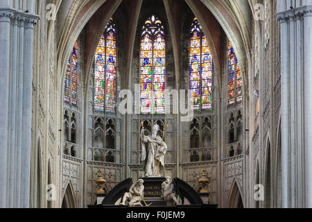 La statue de Saint Rumbold à Saint Rumbold's Cathedral et tour à Malines, Belgique Banque D'Images
