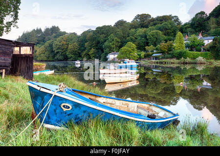 Bateaux sur la rivière à Lerryn près de Cornwall dans Lostwithiel Banque D'Images