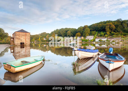 Bateaux à marée haute sur la rivière Lerryn au milieu de Cornwall Banque D'Images