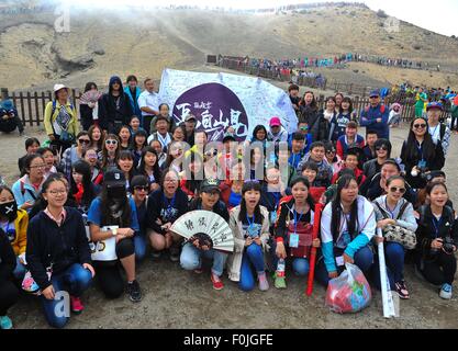 La montagne Changbai. Août 17, 2015. Fans d'une série d'aventure chinois populaires les pilleurs' chroniques posent pour une photo de groupe sur la montagne Changbai, dans le nord-est de la province de Jilin en Chine, 17 août 2015. De nombreux fans assemblés sur la montagne Changbai lundi pour assister à un rendez-vous fictif dans le roman. Credit : Xu Chang/Xinhua/Alamy Live News Banque D'Images