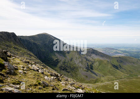 Carnedd Dafydd et Ysgolion Duon (échelles) noir au-dessus des rochers mcg Pen-llafar Carneddau en vallée de montagnes de Snowdonia au Pays de Galles UK Banque D'Images