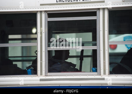 New York, New York, USA. Août 16, 2015. New York City Department of agents de correction sur un bus après avoir quitté le Centre de Détention de Manhattan, le dimanche 16 août, 2015. © Bryan Smith/ZUMA/Alamy Fil Live News Banque D'Images