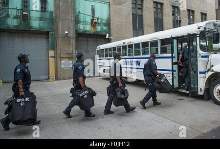 New York, New York, USA. 12Th Jan, 2014. New York City Department of Corrections policiers à bord d'un bus que la sortie du centre de détention de Manhattan, le dimanche 16 août, 2015. © Bryan Smith/ZUMA/Alamy Fil Live News Banque D'Images