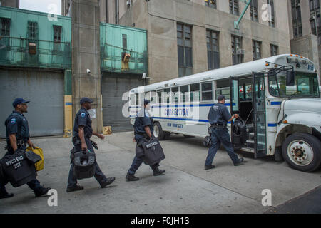 New York, New York, USA. 12Th Jan, 2014. New York City Department of Corrections policiers à bord d'un bus que la sortie du centre de détention de Manhattan, le dimanche 16 août, 2015. © Bryan Smith/ZUMA/Alamy Fil Live News Banque D'Images