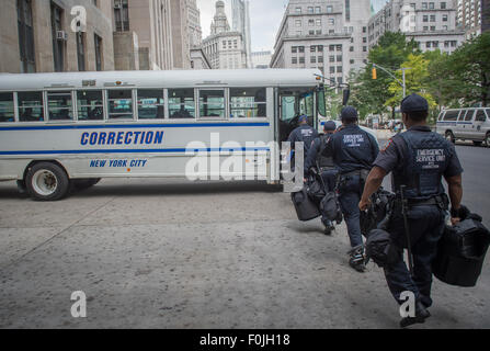 New York, New York, USA. 12Th Jan, 2014. New York City Department of Corrections policiers à bord d'un bus que la sortie du centre de détention de Manhattan, le dimanche 16 août, 2015. © Bryan Smith/ZUMA/Alamy Fil Live News Banque D'Images