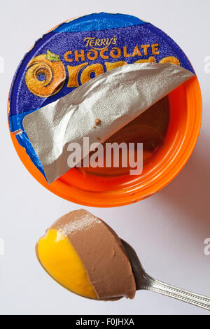 Terry's Chocolate Pots Orange de joie avec couvercle décollée pour afficher le contenu du panier et d'une cuillerée de supprimé prêt à manger situé sur fond blanc Banque D'Images