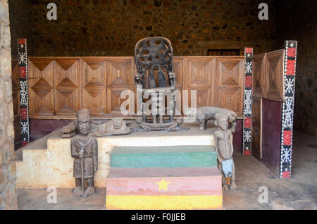 Les sculptures en bois à un fon palace (Royaume Uni) traditionnels dans le nord du Cameroun, Kumbo Banque D'Images