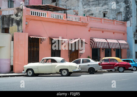 Voitures années 50 classique coloré et même luminosité bâtiments dans La Havane, Cuba Banque D'Images