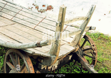 Panier en bois ancien. Banque D'Images
