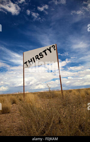 Pancarte assoiffés dans le désert de Namibie Banque D'Images