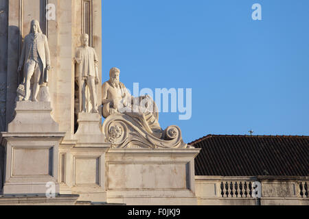 Statues dans la Rua Augusta Arch à Lisbonne, Portugal, les détails architecturaux Banque D'Images