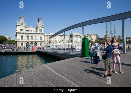 Ville de Barcelone à partir de la Rambla de Mar, promenade au Port Vell, Catalogne, Espagne Banque D'Images