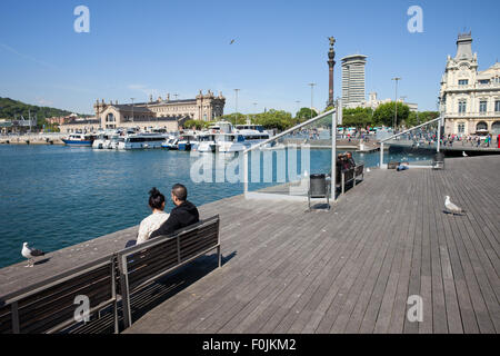 Des bancs sur la Rambla de Mar en ville de Barcelone, une promenade promenade à Port Vell, Catalogne, Espagne Banque D'Images