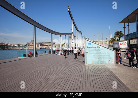 Rambla de Mar dans la ville de Barcelone, une promenade promenade à Port Vell, Catalogne, Espagne Banque D'Images