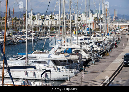 Barcelone, Catalogne, Espagne, voiliers au Port Olimpic marina Banque D'Images