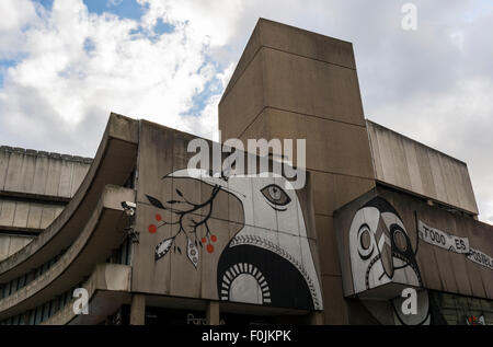 Street Art sur le côté d'un bâtiment brutaliste en béton destinés à la démolition dans le centre de Birmingham. Banque D'Images