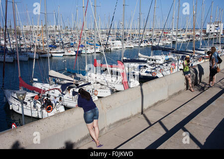 Barcelone, Catalogne, Espagne, voiliers au Port Olimpic marina Banque D'Images