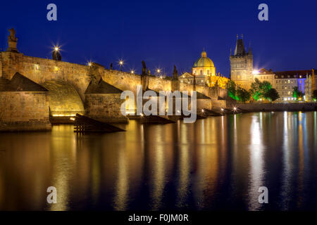 Vue de nuit sur la Vltava à Prague avec le Pont Charles St Francis Church
