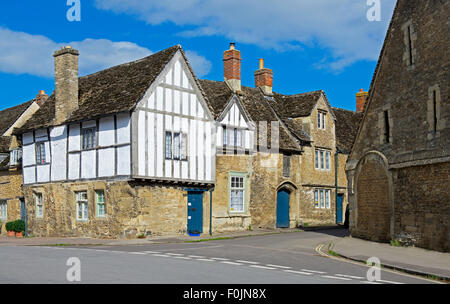 Maisons anciennes à colombages dans le village de Lacock, Wiltshire, Angleterre, Royaume-Uni Banque D'Images