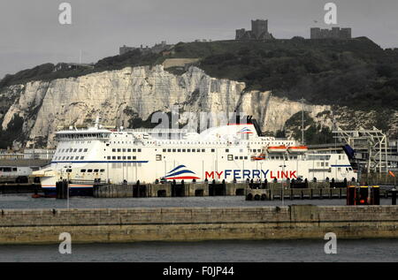 AJAXNETPHOTO. Juin, 2015. Douvres, en Angleterre. - CROSS CHANNEL PORT - TRANSPORT ROUTIER ET LE PORT FERRY DE VOITURE AVEC BAIES DE FALAISE ET CHÂTEAU DERRIÈRE. Navire amarré VU MYFERRYLINK RODIN. photo:JONATHAN EASTLAND/AJAX Ref : D152906 5322 Banque D'Images