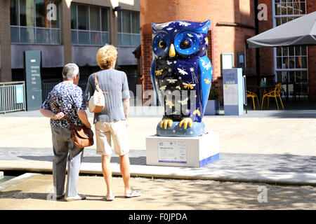 Birmingham, UK. Août 16, 2015. Le grand sentier Owl Hoot sculptée est un moyen populaire pour passer un dimanche autour du centre-ville de Birmingham, pour les adultes comme pour les enfants. Les producteurs d'art créatif à l'état sauvage en travaillant en partenariat avec l'Hôpital pour enfants de Birmingham ont placé 89 individuellement et intimement créé des hiboux et le centre-ville et de la région de Birmingham. Tous les hiboux géant ont été parrainés par des entreprises et organisations et à la fin de la piste, ils seront mis aux enchères pour recueillir des fonds pour l'Hôpital pour enfants de Birmingham. Crédit : Stephen Hyde/Alamy Live News Banque D'Images