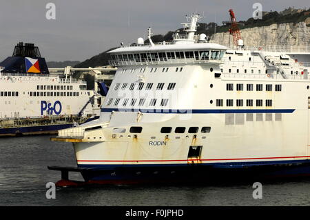 AJAXNETPHOTO. 29ème juin, 2015. Douvres, en Angleterre.- CROSS CHANNEL ET PASSAGER VOITURE FERRY MYFERRYLINK RODIN ET P&O FERRIES NAVIRE AU PORT. PHOTO:JONATHAN EASTLAND/AJAX REF:D152906 5314 Banque D'Images