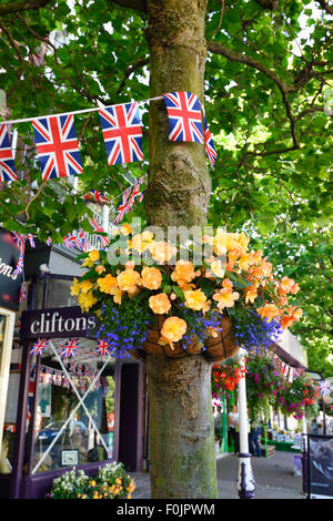 Fleurs et union jack noir et décorer une rue de Lytham, Lancashire Banque D'Images