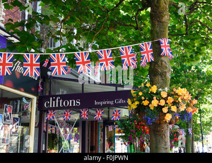 Fleurs et union jack noir et décorer une rue de Lytham, Lancashire Banque D'Images