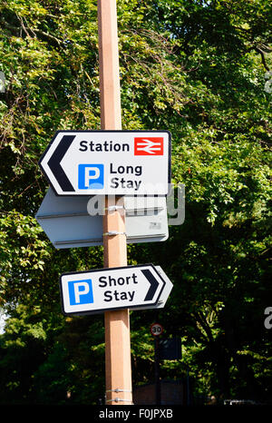 Des panneaux indiquant l'emplacement des parcs de stationnement et gare à Lytham, Lancashire Banque D'Images