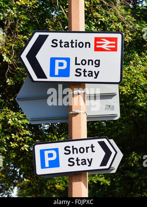 Des panneaux indiquant l'emplacement des parcs de stationnement et gare à Lytham, Lancashire Banque D'Images